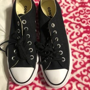 Size 8 women’s platform black and white converse